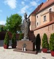 Kraków . Pomnik papieża Jana Pawła II na Wawelu .