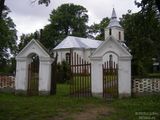 Brama, parkan i kościół. Surdegi - Surdegis 