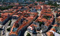 Kalisz , centrum miasta otoczone fragmentami 
murów obronnych .