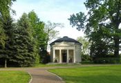 Dobrzyca, pow. pleszewski. Zespół pałacowo parkowy, park.  PANTEON. 